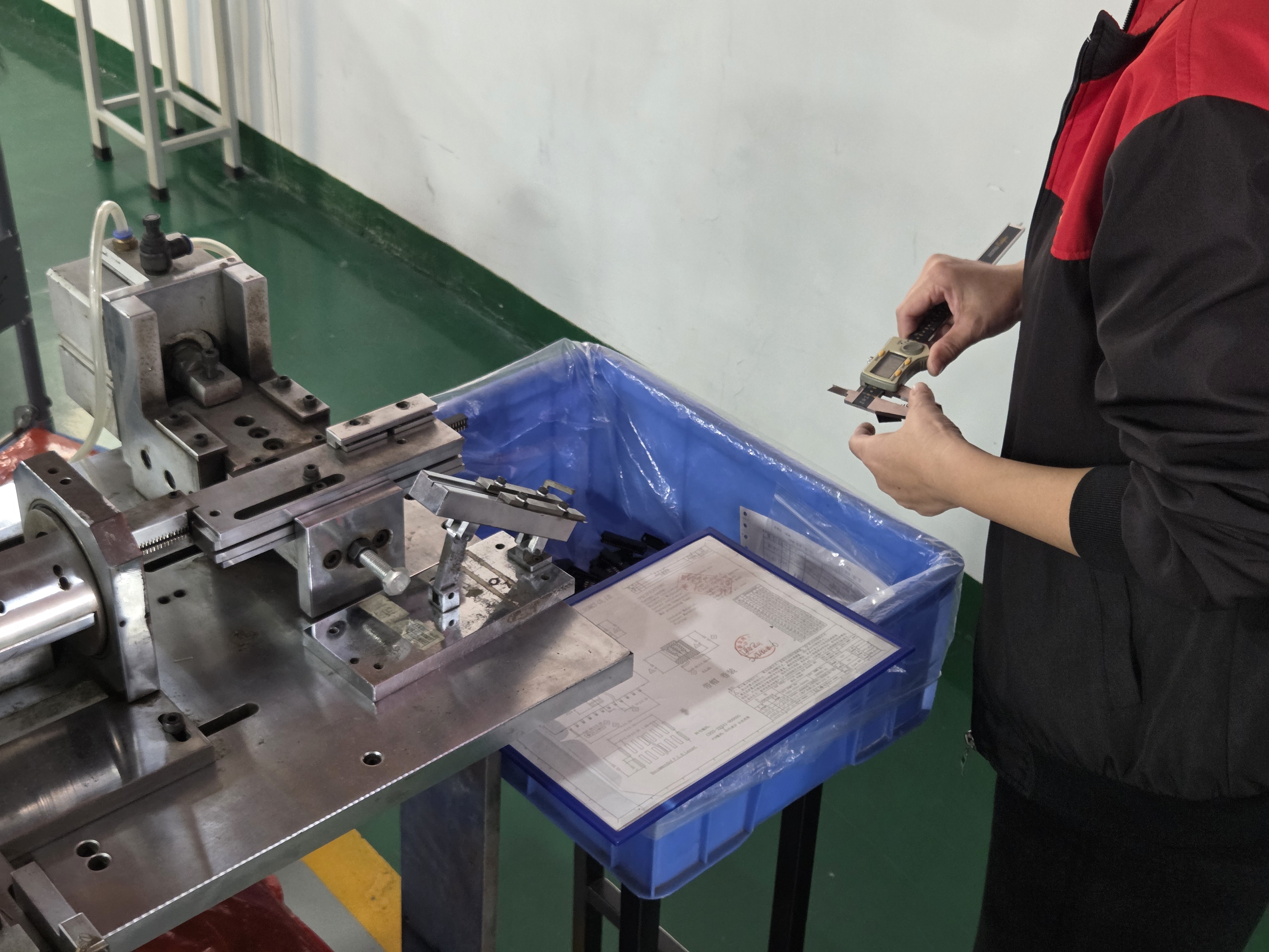 Engineer conducts in-process patrol inspection on the production line to ensure manufacturing stability
